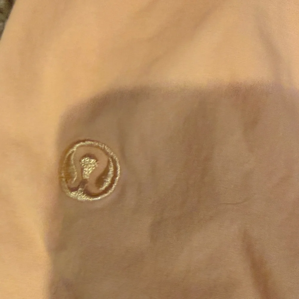 Lululemon Athletica Coral Women's Cargo Shorts - Picture 3 of 4